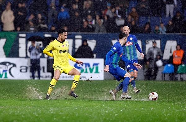 Kuvveti sağanak yağış altında oynanan karşılaşmada maçın ikinci yarısında, sonradan oyuna dahil olan İrfan Can Kahveci, sakatlık yaşadı.