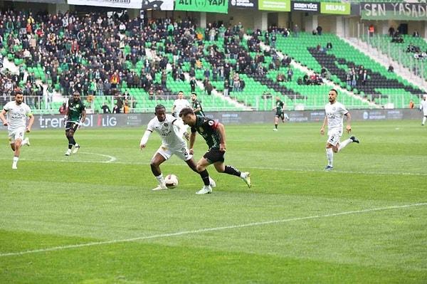 Play-off mücadelesi için oldukça önemli olan karşılaşmada Sakaryaspor, Çorum FK'yı 3-1 ile geçti.