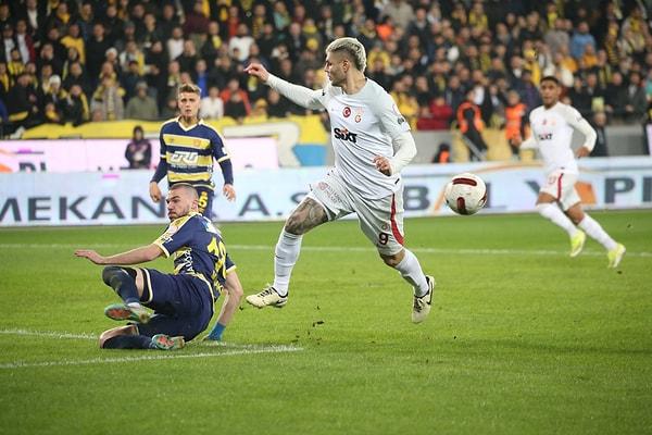 Karşılaşmaya hızlı başlayan Galatasaray, 12. dakikada öne geçti.