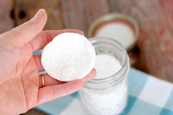 8. You can make a cleansing cotton pad at home to remove dust and dirt from your skin.
