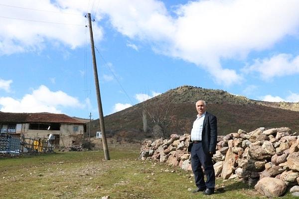 Köyde yaşları 60 ile 80 arasında değişen 7 hane 15 kişi kaldı. Kış aylarında nüfusun 3 hanede 6 kişiye kadar düştüğünü söyleyen Coşar, beş yıl daha görev yapmak istediğini ifade etti.