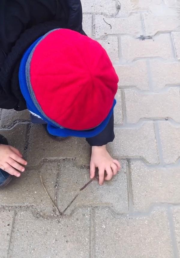 Henüz 5 yaşında olan Mirza Asaf’ın yol kenarında bulduğu solucanla yaptığı sohbeti konu alan video izleyen herkesi etkisi altına aldı.