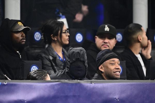 Şampiyonlar Ligi’nde oynanan Inter - Atletico Madrid maçını tribünden izleyen Kanye West, maskesiyle stadyuma girerek tüm ilgiyi üzerine çekmeyi başardı.