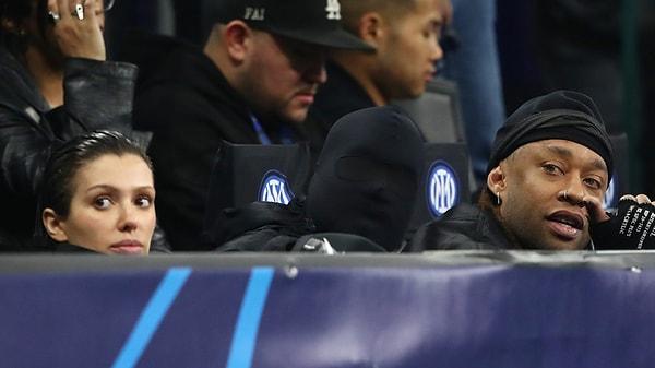 Inter taraftarı olarak bilinen Kanye West maç boyunca maskesini çıkarmadı.
