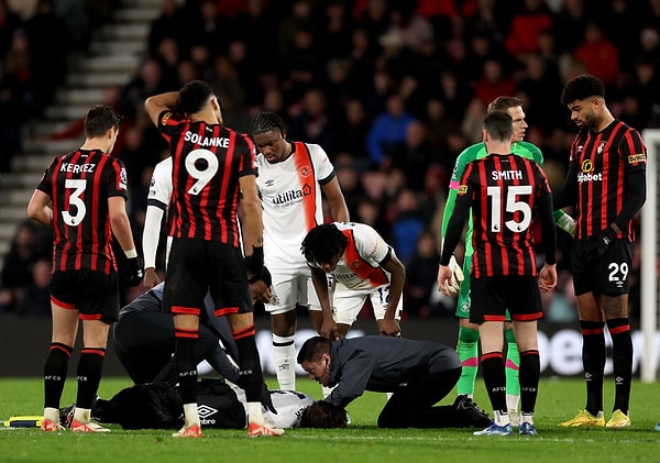 29 yaşındaki futbolcunun saha içinde yere yığıldığı anlar herkesi çok korkutmuş, görevliler hızlı bir şekilde müdahale ederek Tom Lockyer'i hastaneye götürmüşlerdi.