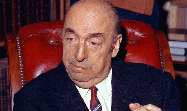 Neruda ayrıca ülkesinde de bir siyasi figürdü. Şili Komünist Partisi üyesi olan Pablo Neruda, İspanya'daki faşizme karşı durmuştu. Hatta o dönem Şili başkanlığına aday gösterilmişti.