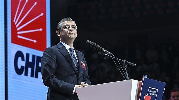 Bazı adayların yapay zeka ile belirlenmesiyle ilgili tartışmalara geçtiğimiz günlerde yanıt veren CHP Genel Başkanı Özgür Özel, 'Yapay zekayı dışlayan bir anlayış olmaz. Biz bu topraklara matbaayı 200 yıl geç getirenlerin değil bu topraklarda bilimi ön plana alanların siyasi olarak devamıyız. O yüzden CHP’nin yapay zekaya ilk başvuran parti olması da normal.' demişti.