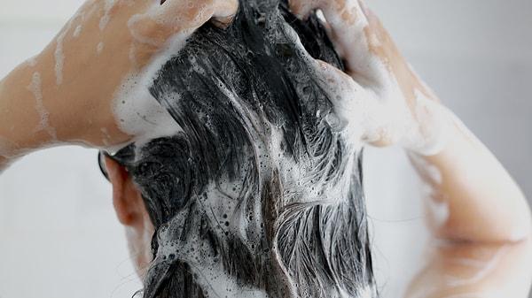 1. Adım: Saçlarınızı doğru şampuanla yıkayın.