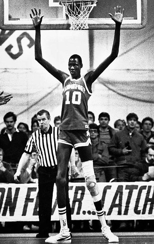 5. NBA'in en uzun adamı Manute Bol üniversitede oynadığı bir maçta potayı savunuyorken. (1980'ler.)