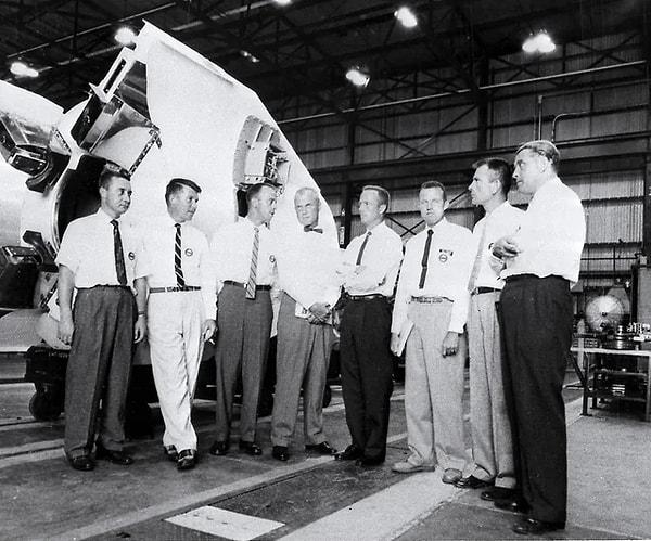 8. Merkür Yedilisi. Dr. Wernher von Braun (sağda) ile tartışan ilk nesil Amerikan astronotları. (1959)