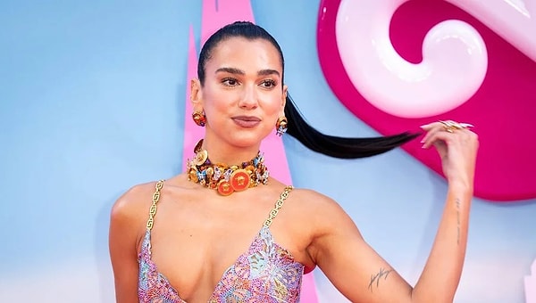 Dünyaca ünlü şarkıcı Dua Lipa'yı tanıyamayanımız kalmadı: "New Rules" şarkısıyla hayatlarımıza giren Lipa, pop müziğe sayısız hit parça kazandırdı.