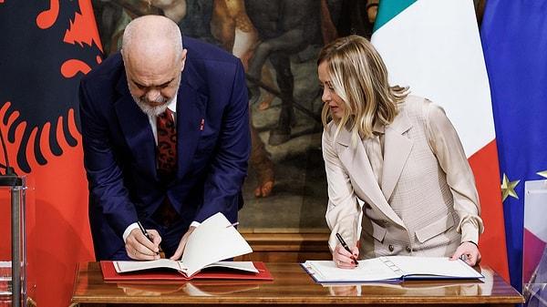 Sıradaki haberimiz Balkan ülkesi Arnavutluk'tan. Arnavutluk, ülkede göç merkezlerinin kurulması için İtalya ile bir göç anlaşması imzaladı. Anlaşma, Arnavutluk parlamentosu tarafından onaylandı.