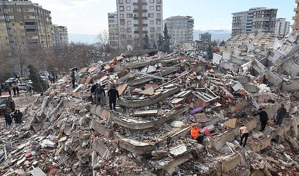 Kararda apartmanın yapımından sorumlu 4 kişiden 3'ünün depremden önceki yıllarda hayatını kaybettiği de anımsatıldı.