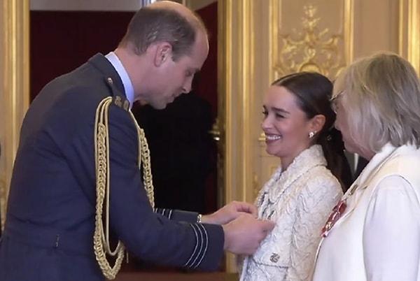 Hastalığı tamamen atlatan 'Game of Thrones'un Kraliçe Daenerys'i, Prens William ile buluştu! Emilia Clarke Windsor Kalesi'nde kraliyet tarafından verilen bir madalya ile onurlandırıldı.