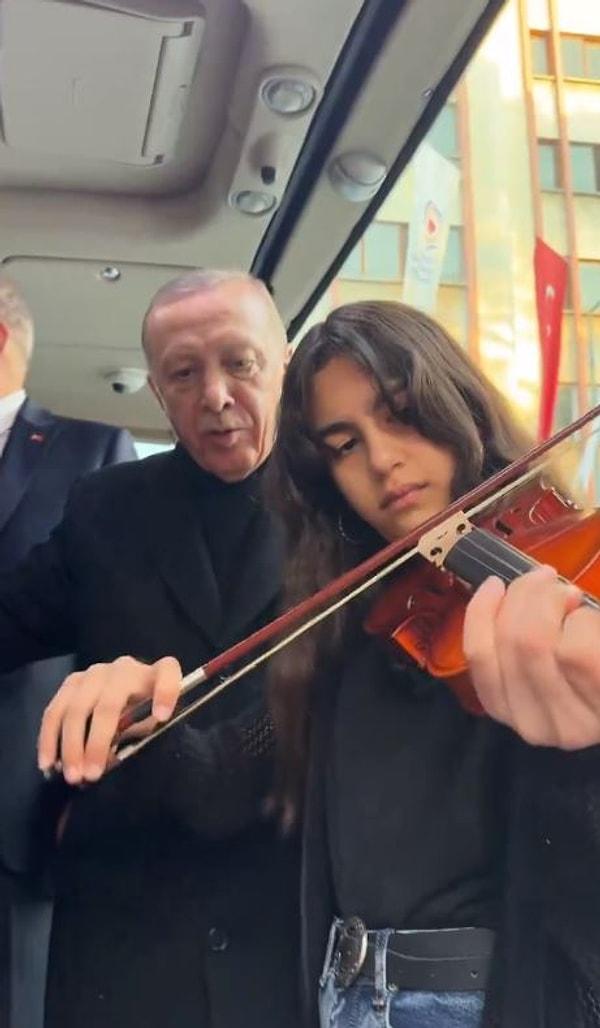 Paylaşımda, Cumhurbaşkanlığı otobüsüne alınan kız öğrencinin kemanıyla Çanakkale Türküsünü çaldığı ve Erdoğan'ın da türküye eşlik ettiği görüldü.