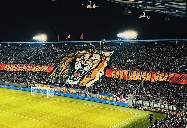 Dün gece oynanan karşılaşmada Sparta Prag tribünlerinde "Çek aslanı Türk etine aç" pankartı açılmıştı.