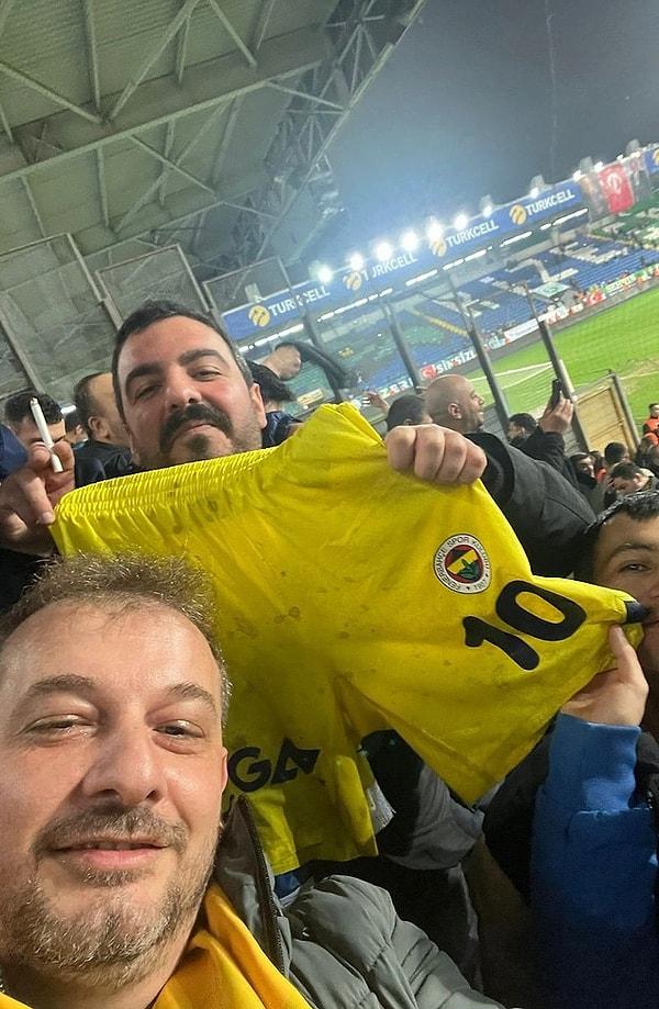 Maçın ardından Dusan Tadic'in şortunu alan Fenerbahçeliler, sırasıyla şortla fotoğraf çektirdi. O eğlenceli anlar sosyal medyada herkesin yüzünü gülümsetti.