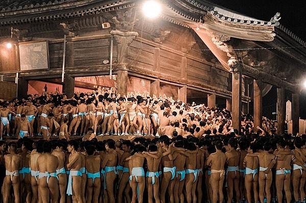 Japonya'da ünlü Çıplak Adam Festivali'ni düzenleyen bir tapınak, 1.250 yıllık tarihinde ilk kez kadınların da katılmasına izin verdi.