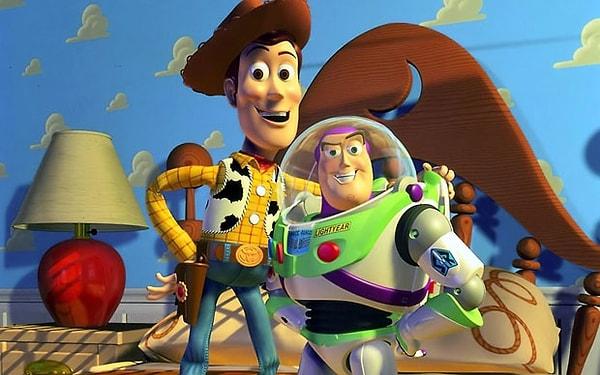2. Toy Story: Woody, Buzz'u pencereden atıyor.