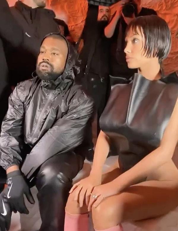 Geçtiğimiz saatlerde Milano'daki Moda haftasına katılan Kanye West'in yanında oturan Bianca Censori yine ilgi odağı oldu...