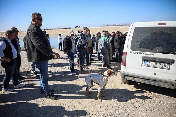Antalya’da arkadaşı tarafından öldürülen 34 yaşındaki Tuncay Okudan’ın cansız bedeni, ördek avına çıkan avcıların köpeği tarafından bulundu. Olay yerine gelen Okudan’ın ailesi feryat etti.