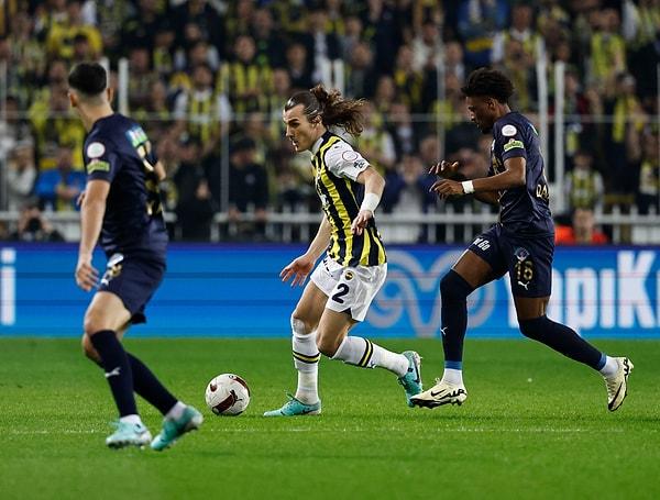 Ligin 27. haftasında Kasımpaşa'yı konuk eden Fenerbahçe, sahadan 2-1'lik galibiyetle ayrıldı. Heyecan dolu anlara sahne olan maçta hakem kararları, tartışmalara neden oldu.