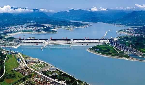 1. Çin'in Hubei şehrinde ve Yangtze Nehri üzerinde devasa bir yapı var: Üç Boğaz Barajı!