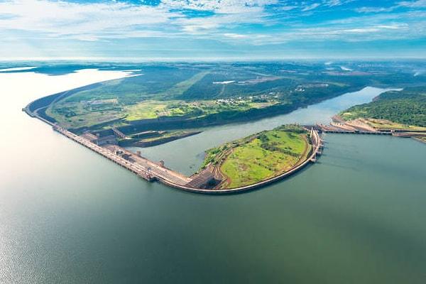 2. Itaipu Barajı! Bu devasa baraj, Brezilya ve Paraguay arasındaki sınıra dikilmiş bir enerji devi.