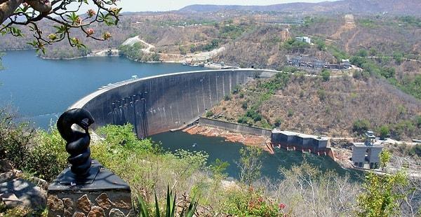 10. Zambezi Nehri'nin gücüyle hayat bulan Kariba Barajı...