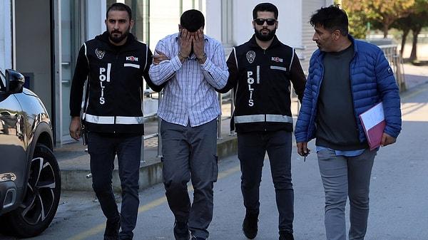 Adana'da polis ekipleri 32 yaşındaki H.D.'nin sahte polis kimliği kullandığı bilgisiyle harekete geçti. Kıyıboyu Caddesi'nde aracı durdurulan H.D. "Hayırdır devrem" diyerek sahte polis kimliğini gösterdi. Kimliği kontrol eden polis, sahte olduğunu tespit etti.