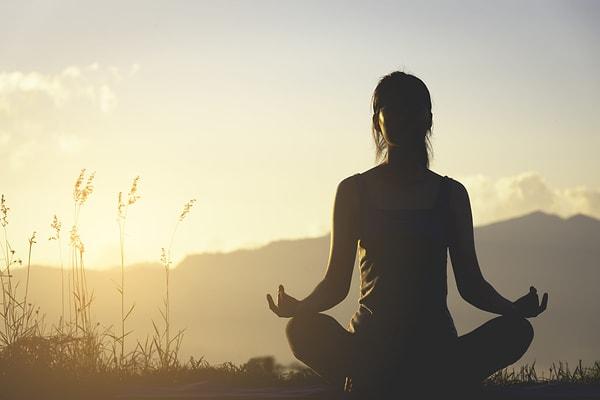 2. Zihni sıfırlamak ve odaklanmak için meditasyon ve yoga gibi teknikleri deneyebilirsin.