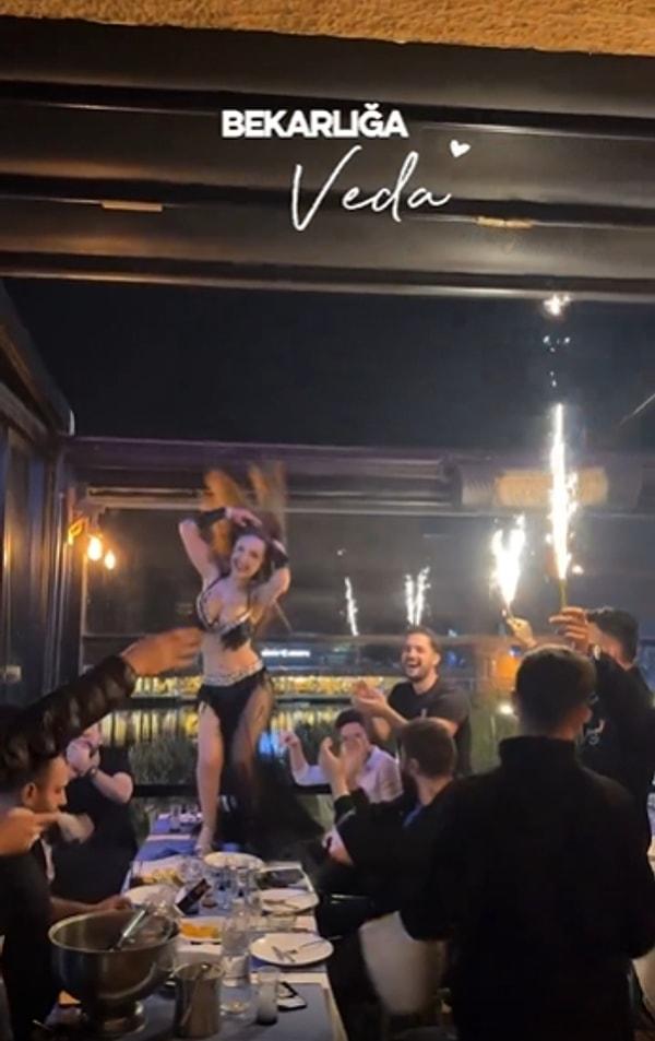 Sosyal medyada paylaşılan görüntülerde ise eğlenen erkeklerin masasının üzerinde oynayan bir dansöz görülüyor.