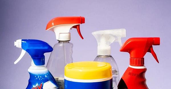 7. Bulaşık deterjanı, yıkama bezleri, sünger ve dezenfektan, ev temizliği için yeterli. Çeşit çeşit temizlik malzemelerine para harcamanıza gerek yok.