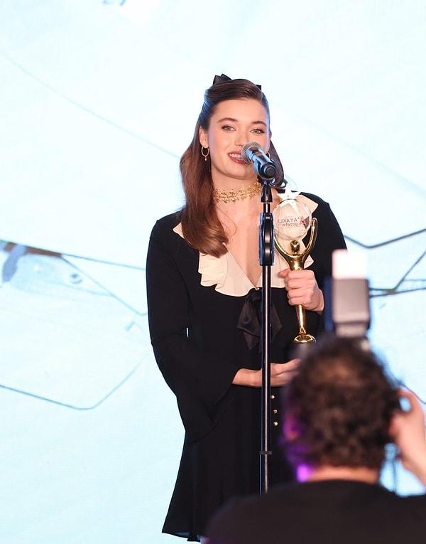 Dönelim konumuza! Geçtiğimiz gece Ayaklı Gazete Ödülleri gecesinde "en iyi kadın oyuncu" ödülünü kazanan Afra Saraçoğlu yine tüm gözleri üzerine çekti.