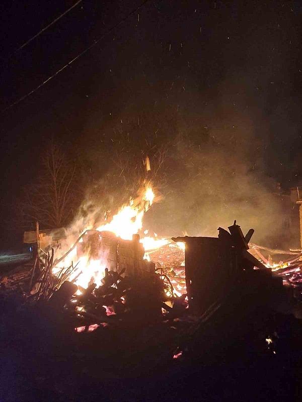 Kastamonu'nun Cide ilçesi Karakadı köyü Kabaklı Mahallesi’nde, buzdolabının patlaması neticesinde yangın çıktı.