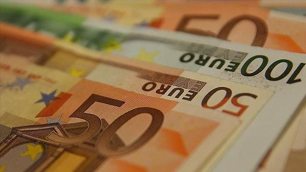 Euro 33,77 seviyesinden işlem görürken, euro/dolar 1,082, Dolar endeksi de 103,95 seviyesinden karşılık buluyor.