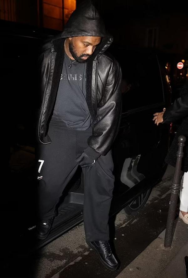 Kanye yine klasik siyah renkte ve rahat bir kombin yapmış. Siyah eldiven, deri ceket, siyah eşofman falan zaten Kanye'nin dolabının neredeyse tamamını kaplayan parçalar. Fakat şunu da belirtelim normalde maske falan takardı ama bu sefer tercih etmemiş, şaşırtıcı.