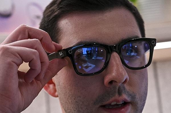 Meta, şu anda Ray-Ban ile birlikte piyasaya sürdüğü akıllı gözlüklerin ötesinde, daha ileri teknolojiye sahip bir artırılmış gerçeklik (AR) gözlüğü geliştirme çalışmalarına devam ediyor.