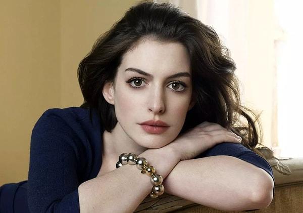 Amerikalı oyuncu ve şarkıcı Anne Hathaway'in tarzı son zamanlarda çok konuşuluyor.