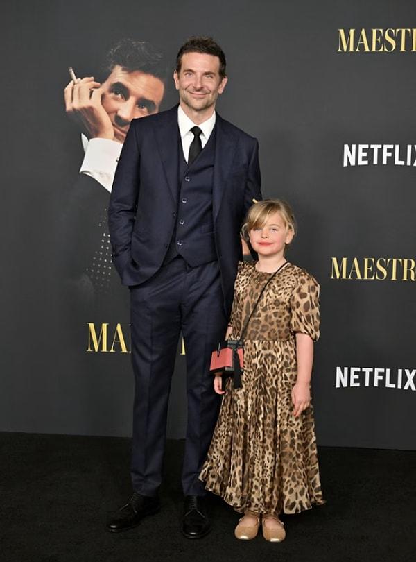 6 yaşındaki Lea geçtiğimiz aylarda Cooper'ın çekip, yönettiği ve oynadığı Maestro isimli filmin galasında bu pozları vermiş ve ilk defa bir etkinlikte babasıyla boy göstermişti.