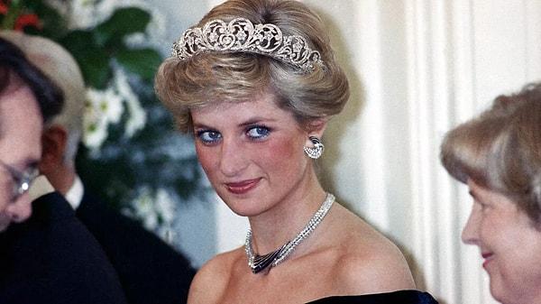 Tüm bu yaşananlar sosyal medyada da yankı uyandırdı: Prenses Diana'nın ahı diyen de var, 'Sarayda sıradan bir gün' diyen de...