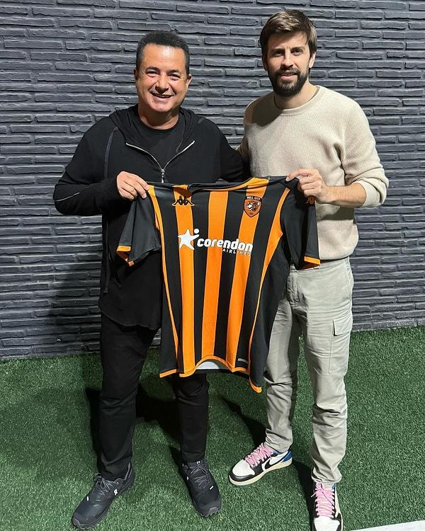 "Taraftar kitlemize yeni transferimiz😊 Ailemize hoş geldin Gerard Pique" yazan Acun Ilıcalı, ünlü futbolcunun Hull City formasıyla fotoğrafını paylaştı.