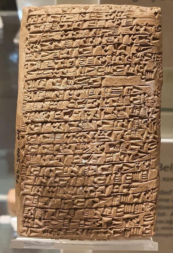 11. Kültepe'de bulunan bu Asur kil tableti, adı bilinmeyen bir krallığın kral ve kraliçesi ile bu krallığa ihanetle suçlanan Aššur-taklâku adlı adamın arkadaşları arasındaki konuşmayı anlatıyor. Tablet M.Ö 19-18. yüzyıla aittir.