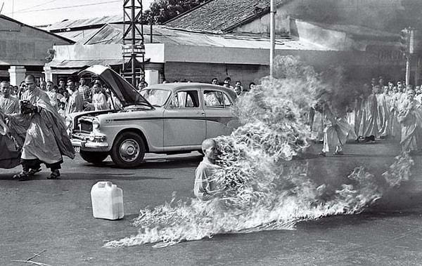 5. Protesto amaçlı kendisini ateşe veren bir keşiş. (1963)