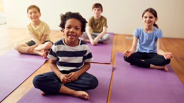 Mindfulness eğitimleri sadece çocukların değil, aynı zamanda yetişkinlerin de dikkatini toplamasına, davranışlarını düzenlemelerine, kendi düşünce ve duygularını tanıyıp diğer insanlarla anlamlı ilişkiler kurabilmelerine yardımcı olmaktadır.