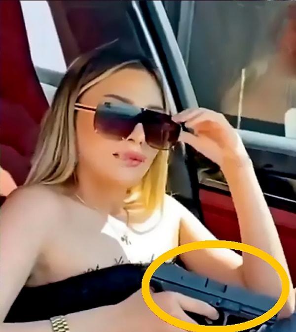Sosyal medya fenomeni Aleyna Kanko lüks bir otomobilin içinde elindeki tabancayla poz verip, çektiği görüntüleri sosyal medya hesabında paylaştı.