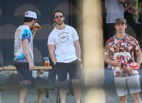 Gruplarının dünya turnesinin Avustralya durağında Joe'nun kardeşleri Nick ve Kevin Jonas da onlara katıldı.