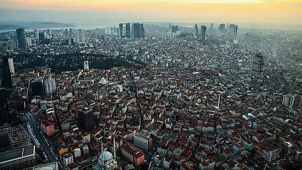 “Aşağı yukarı 200 km bir çember içerisinde hissedildi. İstanbul'a uzaklığı 200 kilometrenin biraz altında. Ama bu depremin İstanbul için herhangi bir tehlike oluşturmadığının da altını çizmek lazım"