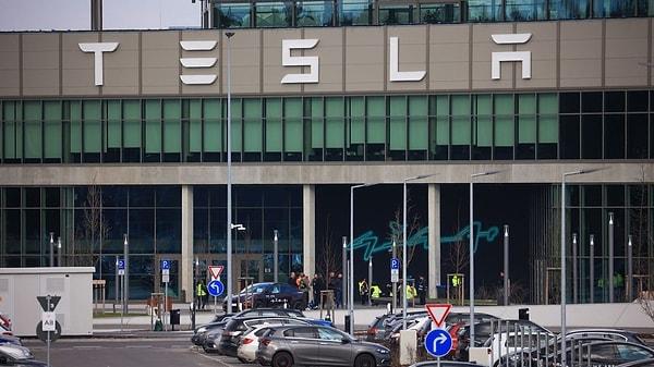 Grubun yayımladığı bildiride, "Bugün Tesla'yı sabote ettik" ifadesinin yer aldığını öne süren Bild, polis ekiplerinin söz konusu bildirinin gerçek olup olmadığını araştırdığını belirtti.