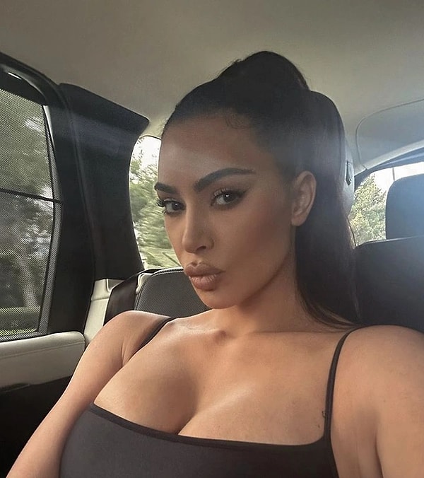 6. Kainatın en ünlü milyarderlerinden biri olan, 43 yaşındaki Kim Kardashian'ı tanımayan kalmamıştır diye düşünüyoruz. Eski eşi Kanye West ile boşanmalarından sonra eskisi kadar sık olmasa da, ara ara gündeme düşen Kardashian bu sefer bizleri çok şaşırttı. Çünkü Paris'te Ritz Hotel'den ayrılırken giydiği kıyafet, Kanye'nin şimdiki eşi Bianca Censori'nin tarzını aratmadı.